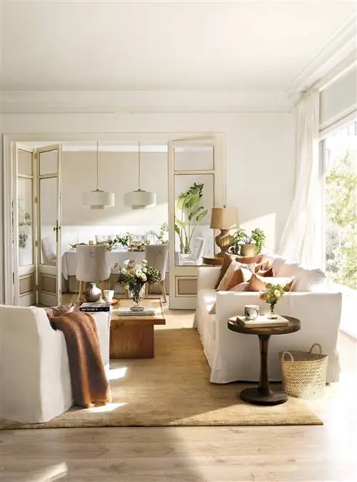 Теплая и светлая столовая, оформленная в белых тонах и с деревянной мебелью