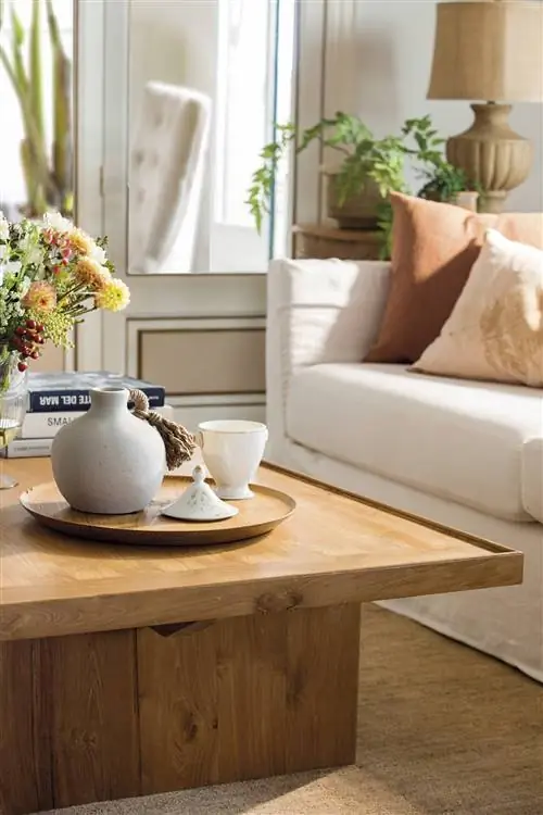 Деревянный журнальный столик с подносом и фарфоровыми предметами.