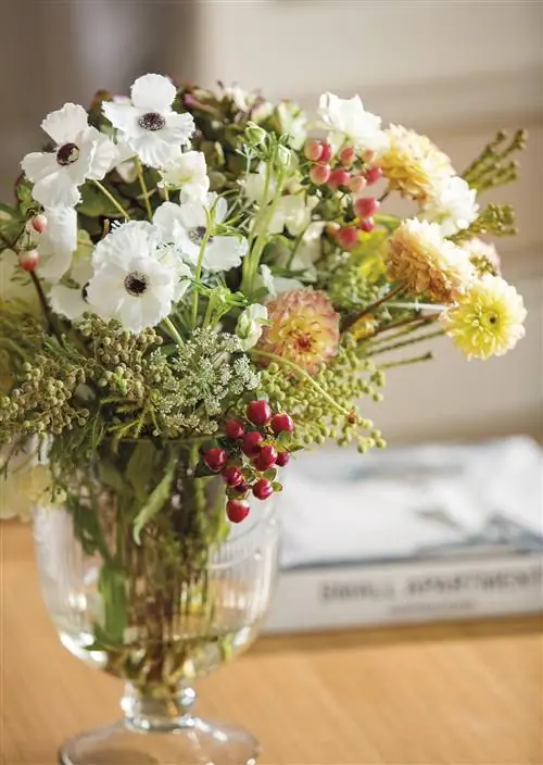 Букет цветов на журнальном столике