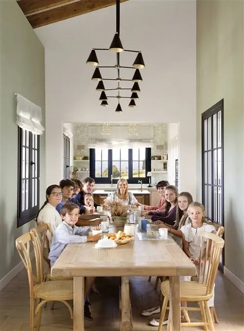 Семья @7paresdekatiuskas в столовой.