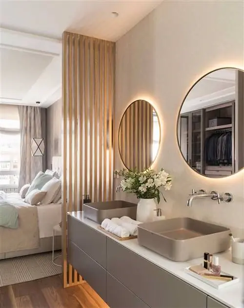 Круглые зеркала с подсветкой в ванной комнате.