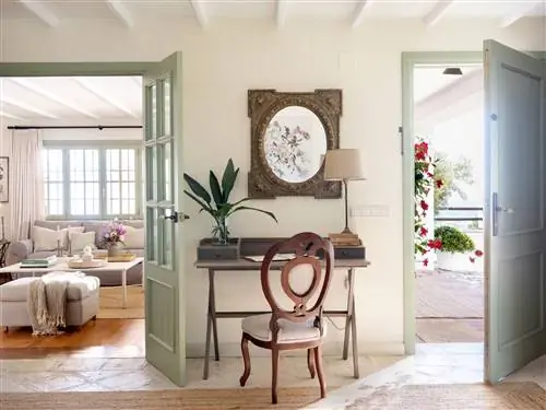 Зал в классическом стиле с деревянной мебелью и зеркалом в золотой раме.