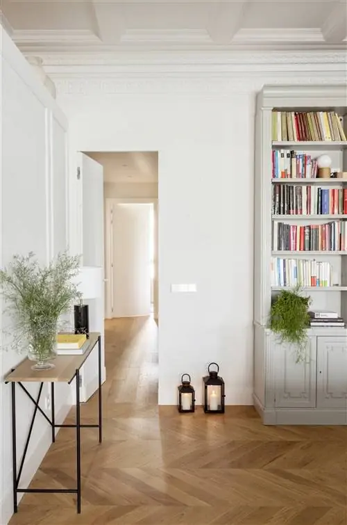 Проходная зона с деревянным паркетным полом.