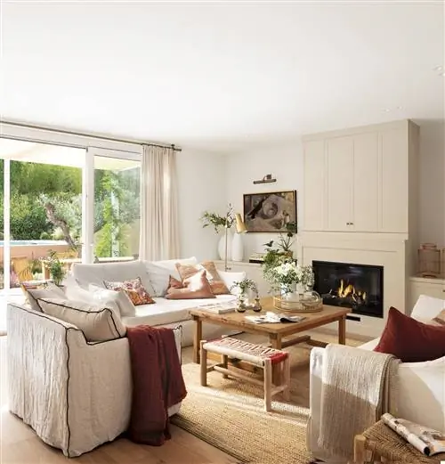 Гостиная со стенами цвета слоновой кости и белыми диванами.