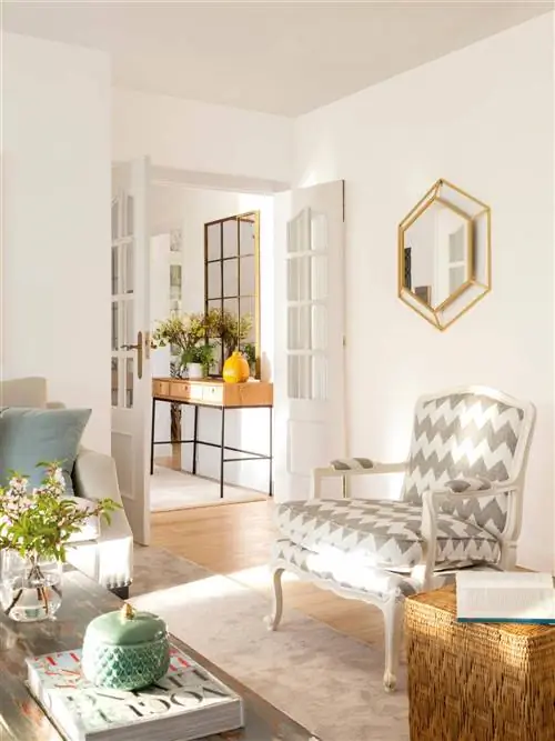 Вид на холл из гостиной.