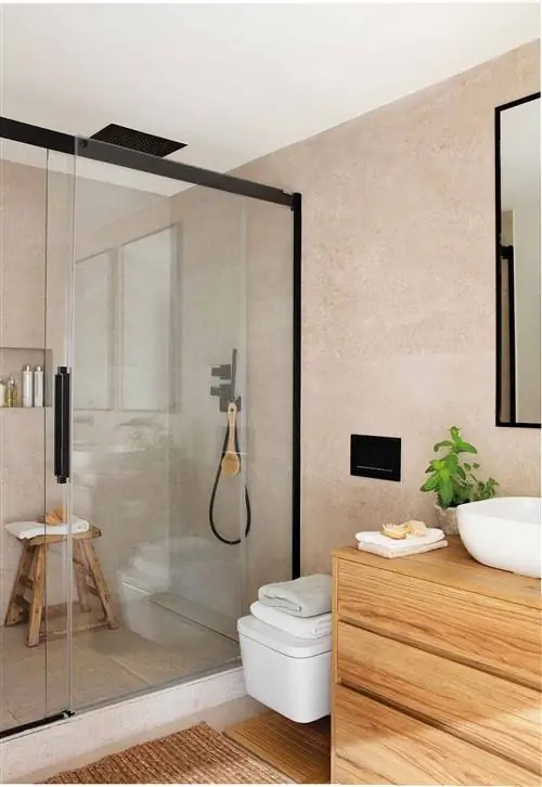 Небольшая ванная комната с большой душевой кабиной с экраном с черными профилями.