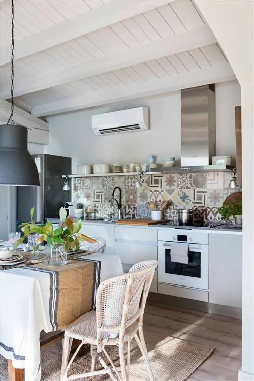 Кухня с фартуком, вдохновленным дизайном гидравлической плитки.