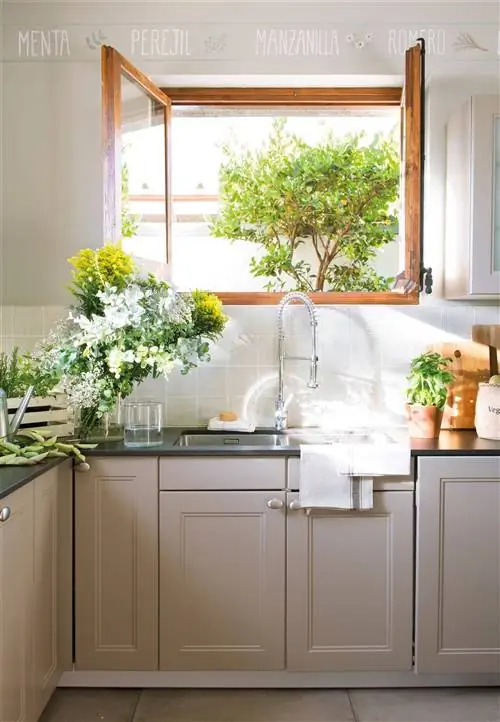 Светлая кухня с открытым окном