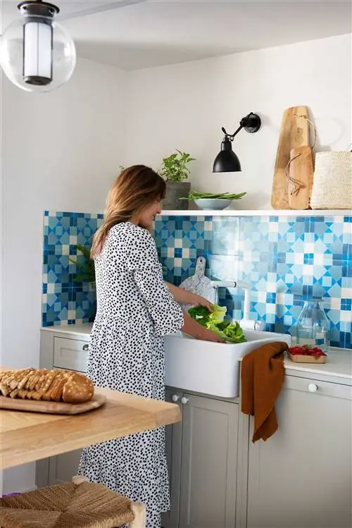 Кухня с кафельным подоконником в голубых тонах.