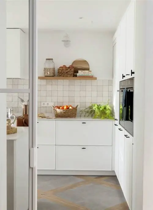 Кухня в белом цвете с квадратной плиткой.