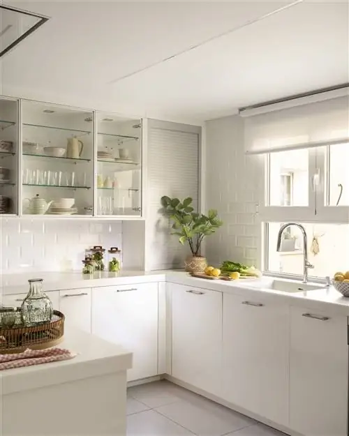 Светлая кухня в белом цвете.