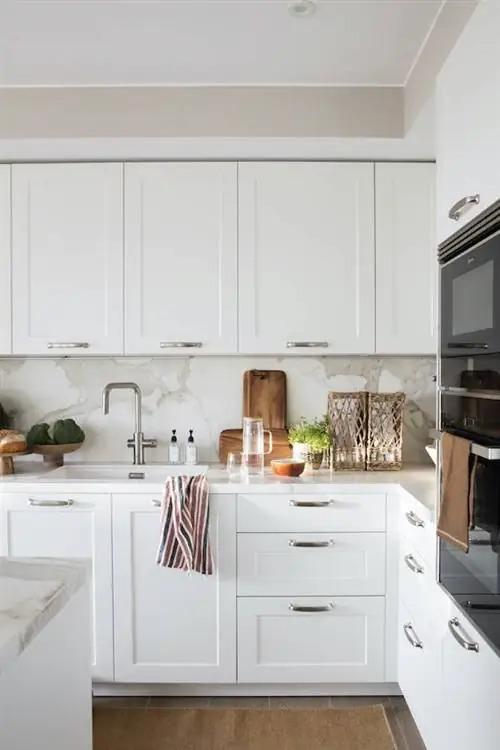 Современная кухня с подоконником под мрамор.