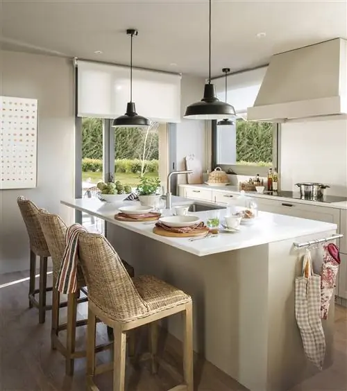 Кухня с островом и барной стойкой.