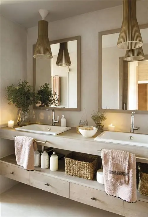 Ванная комната с подвесной деревянной мебелью.