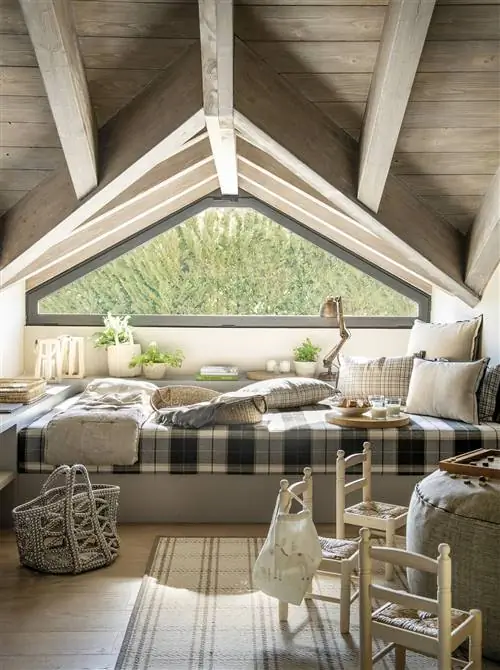 Мансардная детская спальня с Г-образными кроватями.