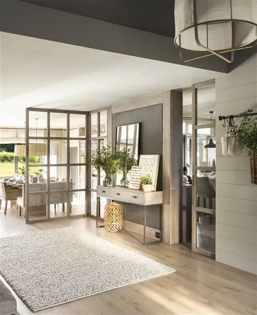 Холл с деревянной консолью и ковром с длинным ворсом.