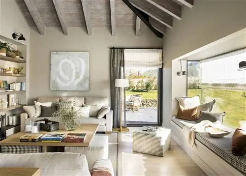 Гостиная с белым диваном и большим окном со скамейкой.