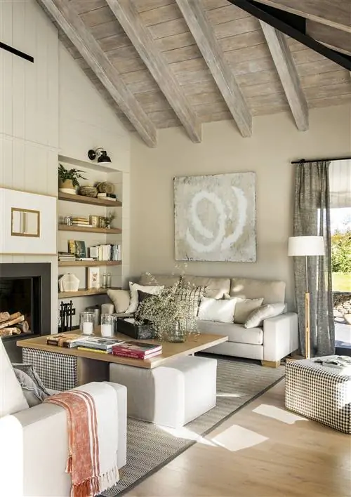 Гостиная с бежевым диваном и деревянным журнальным столиком.