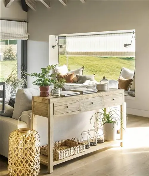 Спинка дивана украшена консолью.