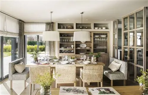 Столовая с деревянным столом и плетеными стульями и мягкими скамейками.