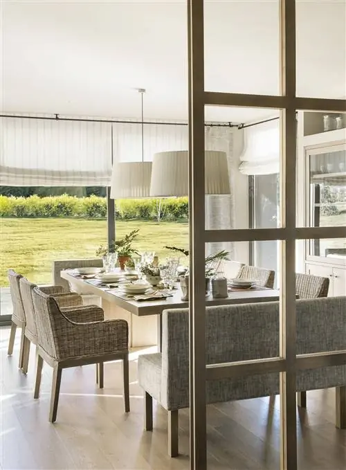 Столовая с деревянным столом и плетеными стульями.