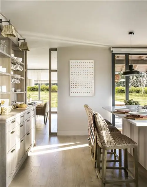 Кухня с кабинетом и барной стойкой на острове.