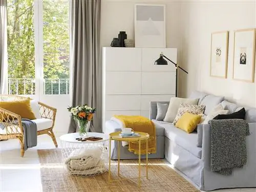 Небольшая гостиная с журнальным столиком с внутренним хранилищем.