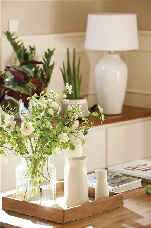 Центральная часть со стеклянными и керамическими вазами.