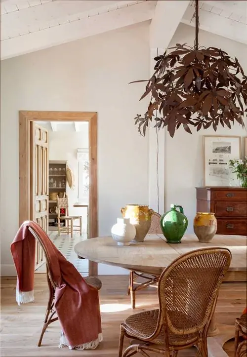 Обеденный стол украшен цветными вазами.