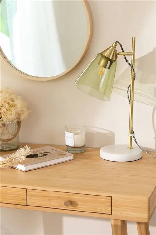 Модель настольной лампы Sklum Meuris.