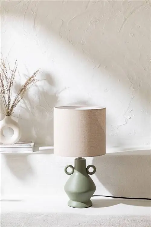 Настольная лампа Sklum Dexler из ткани и керамики.