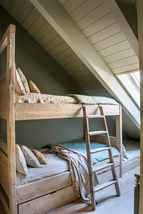 Небольшая комната с двумя кроватями.