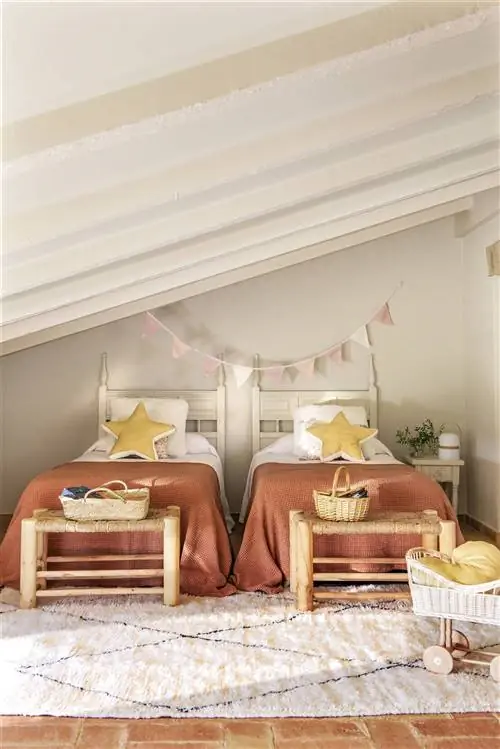 Детская спальня с двумя кроватями с деревянным изголовьем