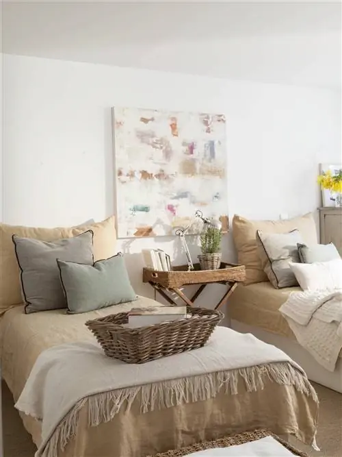 Молодежная, основная или гостевая спальня с двумя кроватями