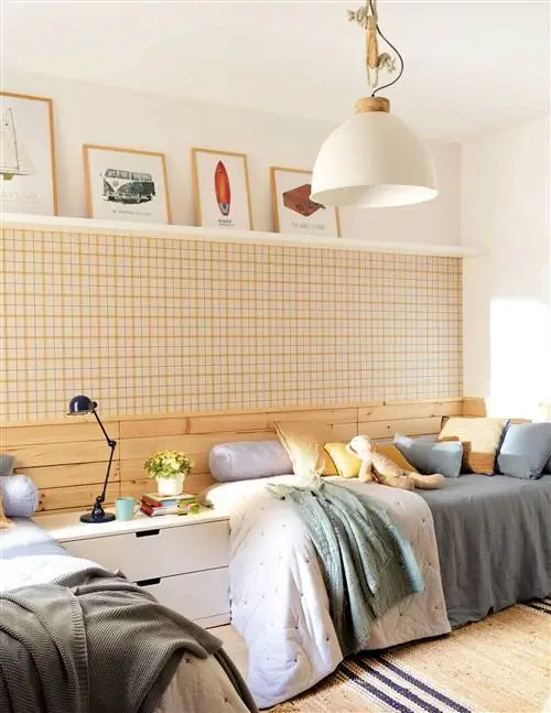 Детская комната с двумя кроватями, расположенными под углом с обшивкой