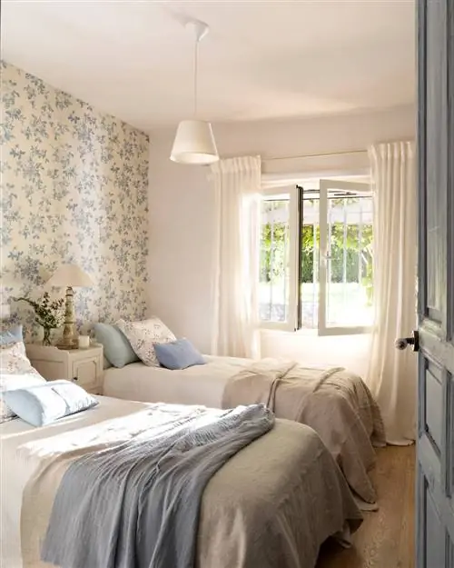 Небольшая комната с двумя кроватями