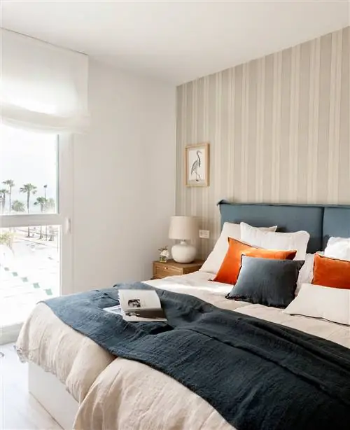 Небольшая комната с двумя кроватями и раздельным изголовьем