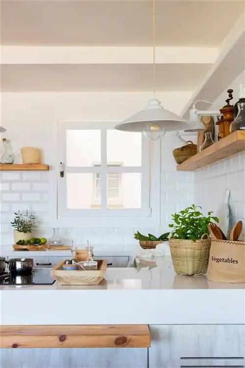 Кухня с плиткой метро и белой столешницей.