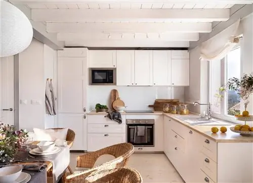 Бело-деревянная кухня с балками, окрашенными в белый цвет.