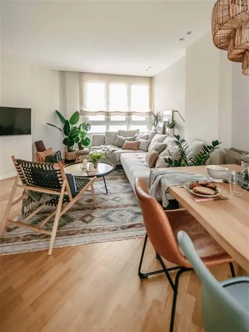 Гостиная с диваном с шезлонгом и этническим ковром.