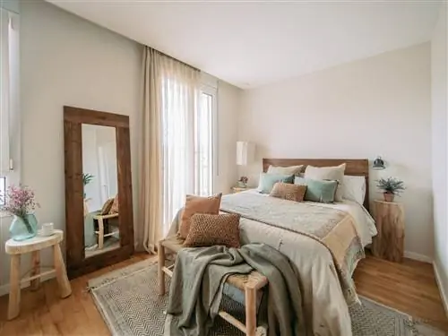 Спальня с деревянной мебелью.