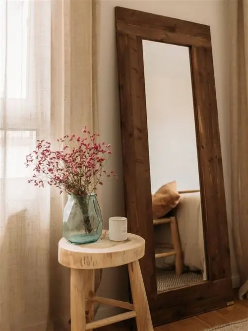 Деревянное стоячее зеркало.