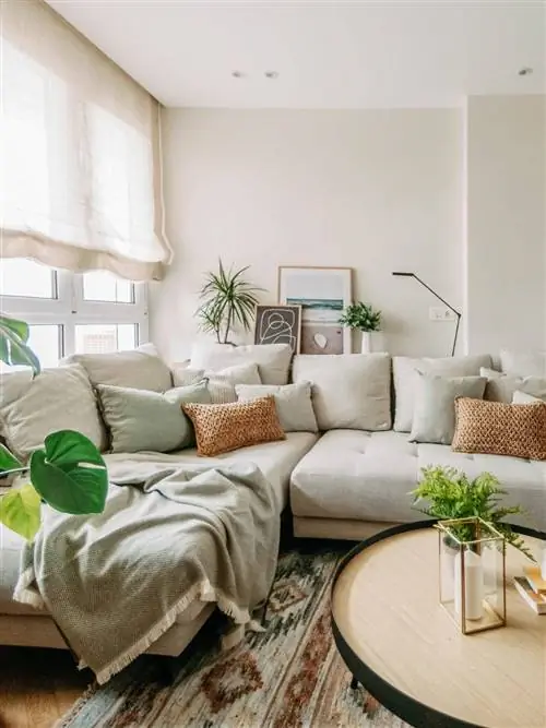 Гостиная с диваном и бежевым шезлонгом.