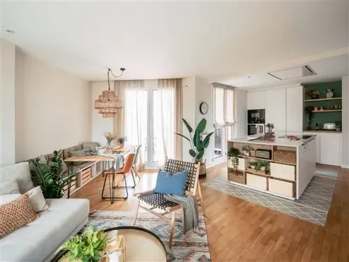 Гостиная совмещена с кухней с островом.