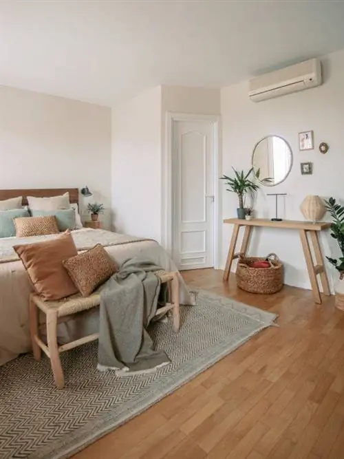 Спальня с деревянной консолью и выходом в ванную комнату.