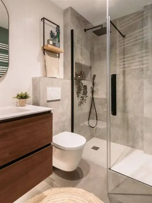 Ванная комната с бачком, встроенным в стену.