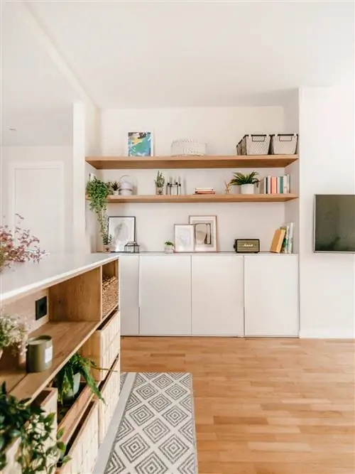 Белая полка с деревянными деталями.