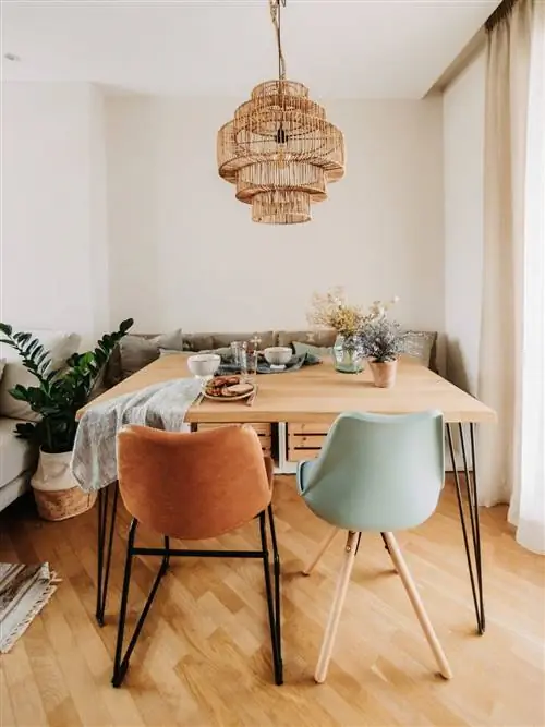 Столовая со стульями разных цветов.