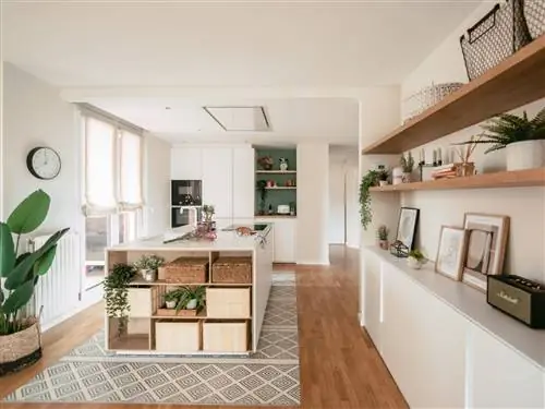 Открытая белая кухня с островом.