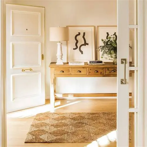 Холл с деревянной консолью и ковриком из волокна
